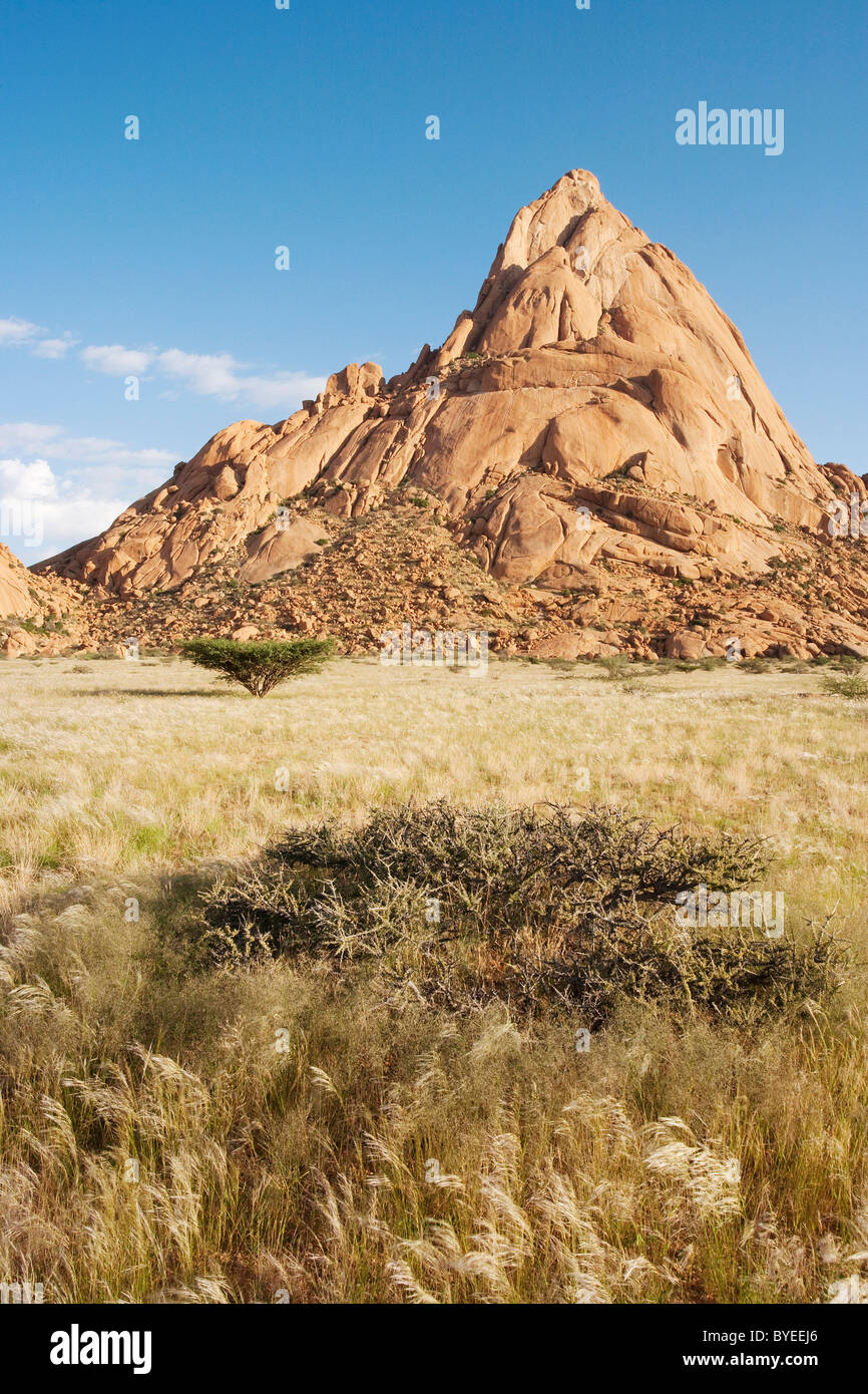 The isolated Spitzkoppe mountain (1728 m ) majestically rises above the surrounding plains. Stock Photo