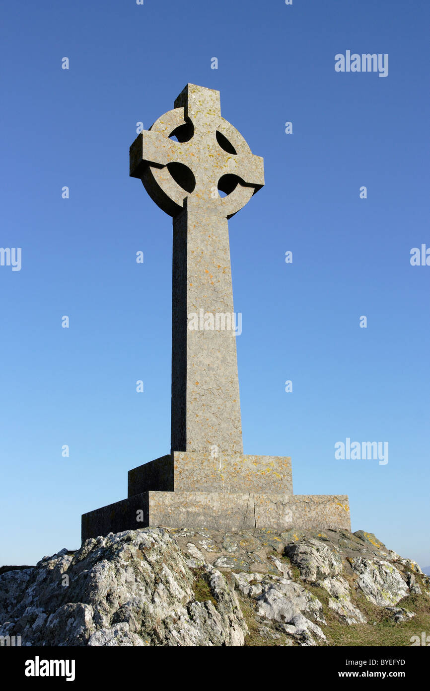 A Celtic cross on Llanddwyn Island, Anglesey, North Wales, dedicated to St Dwynwen, the welsh patron saint of lovers Stock Photo