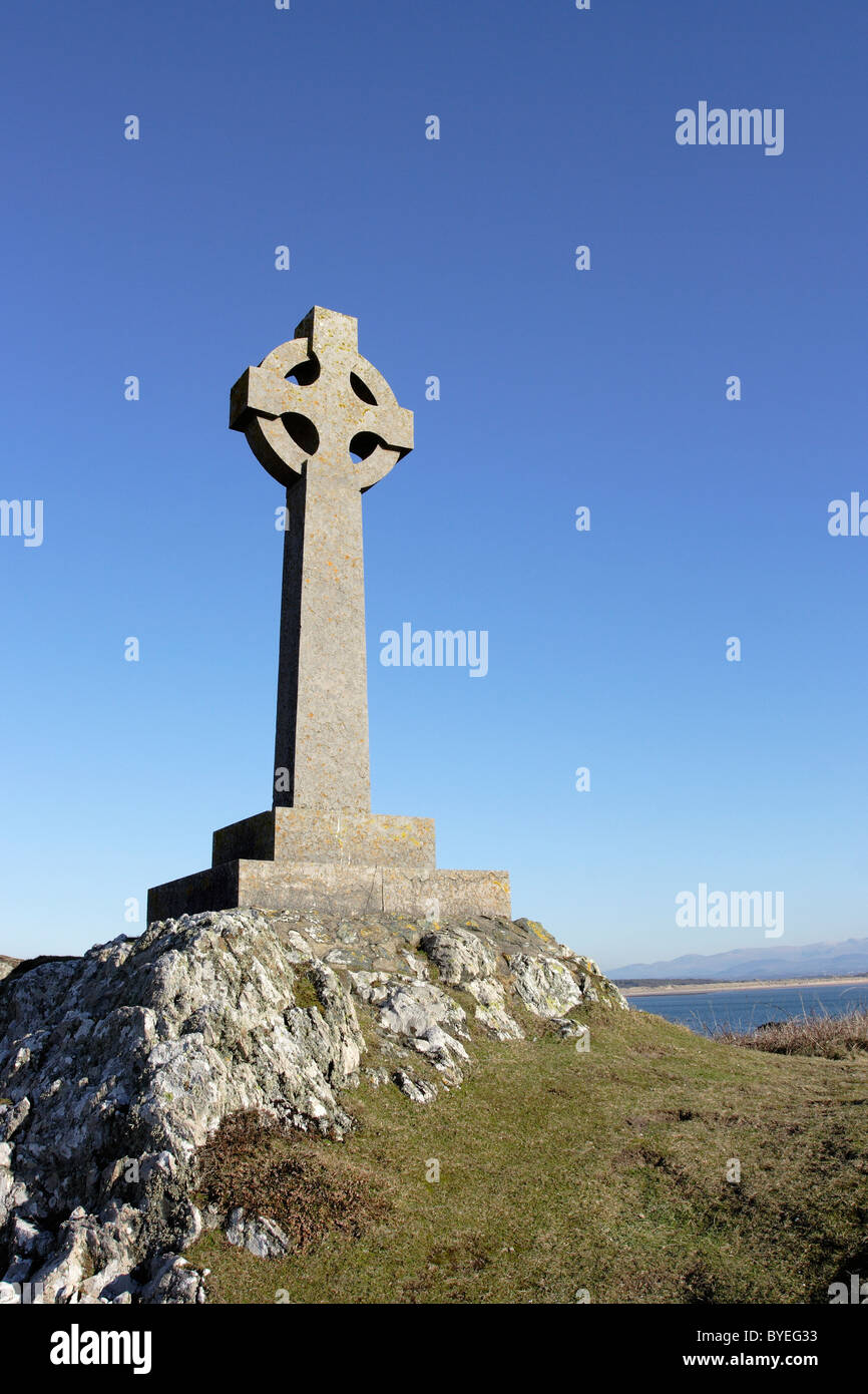 A Celtic cross on Llanddwyn Island, Anglesey, North Wales, dedicated to St Dwynwen the welsh patron saint of lovers Stock Photo