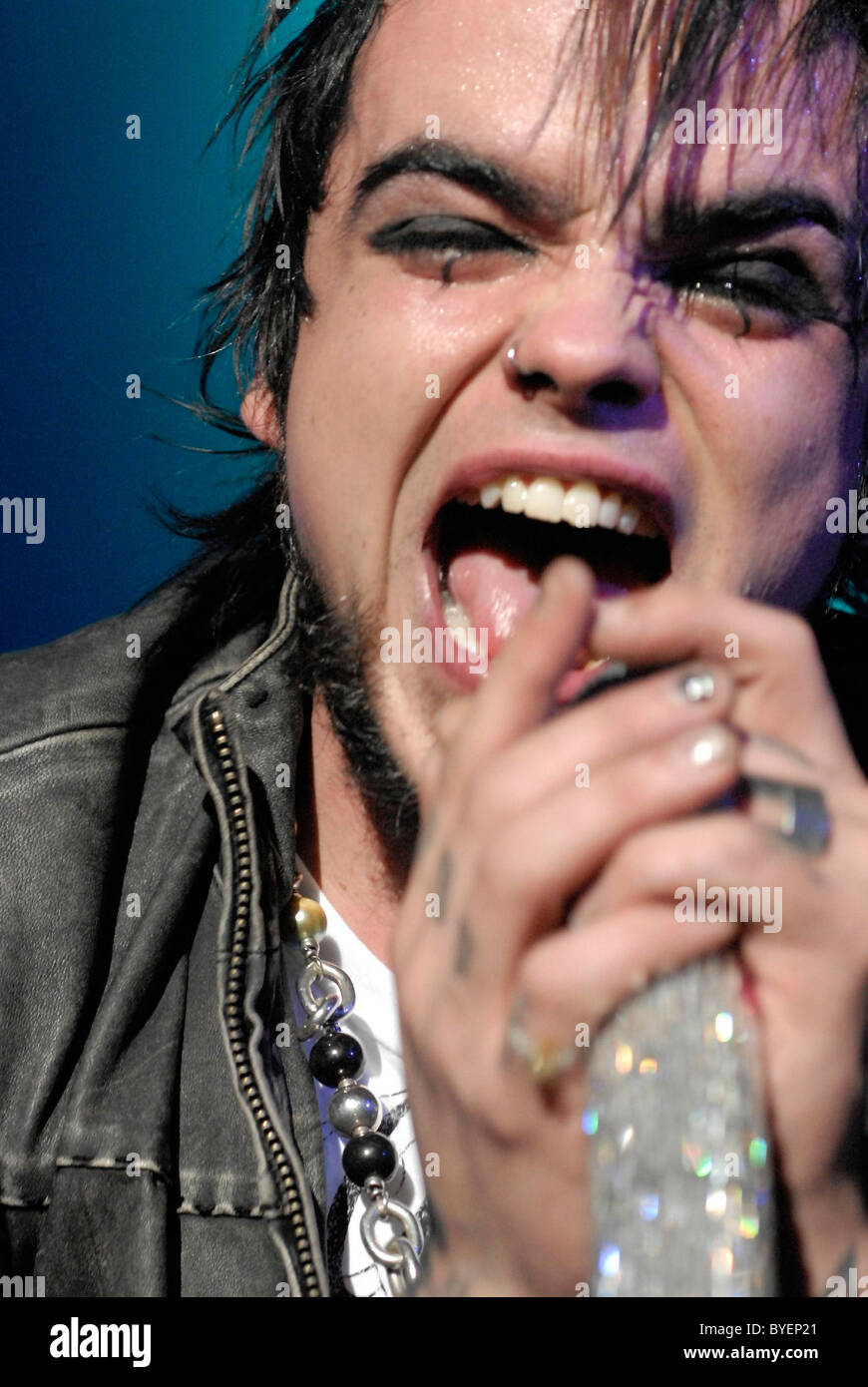 lukas-rossi-of-rockstar-supernova-performing-live-at-long-beach-arena