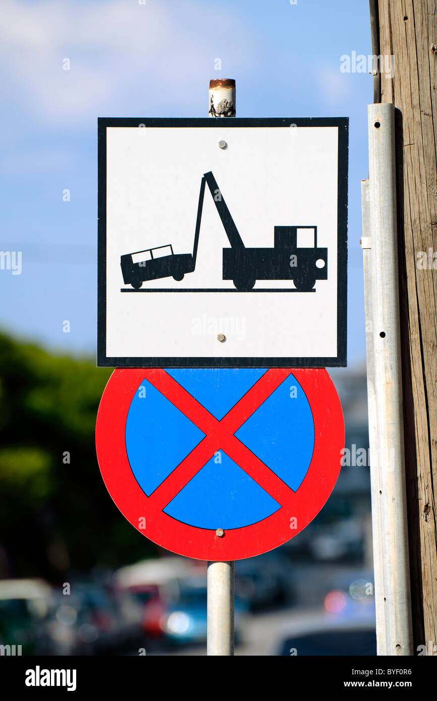 Greek no waiting or parking sign and towing zone sign Stock Photo Alamy