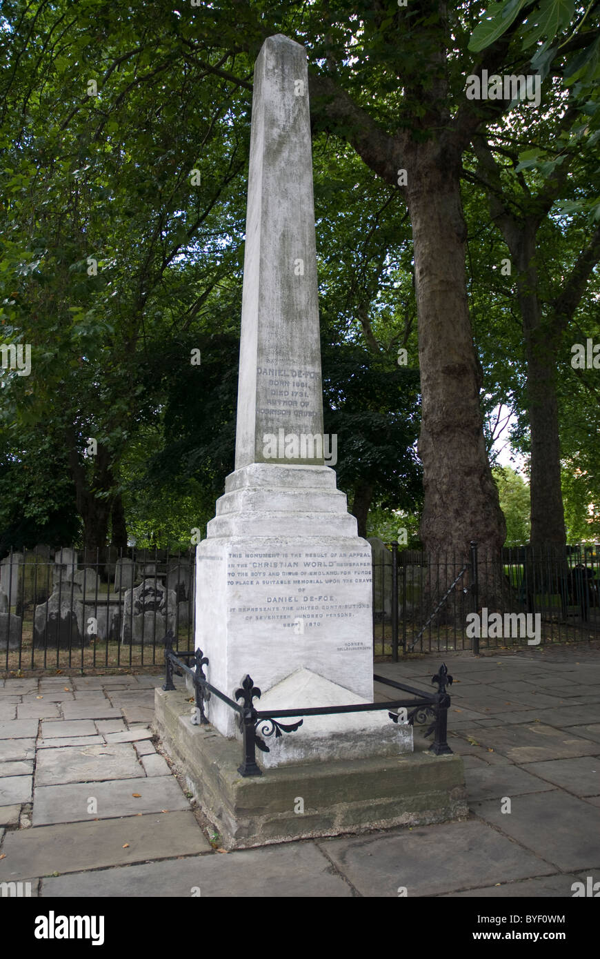 Daniel Defoe memorial 1661-1731 Bunhill Fields Cemetery London E1 Stock Photo