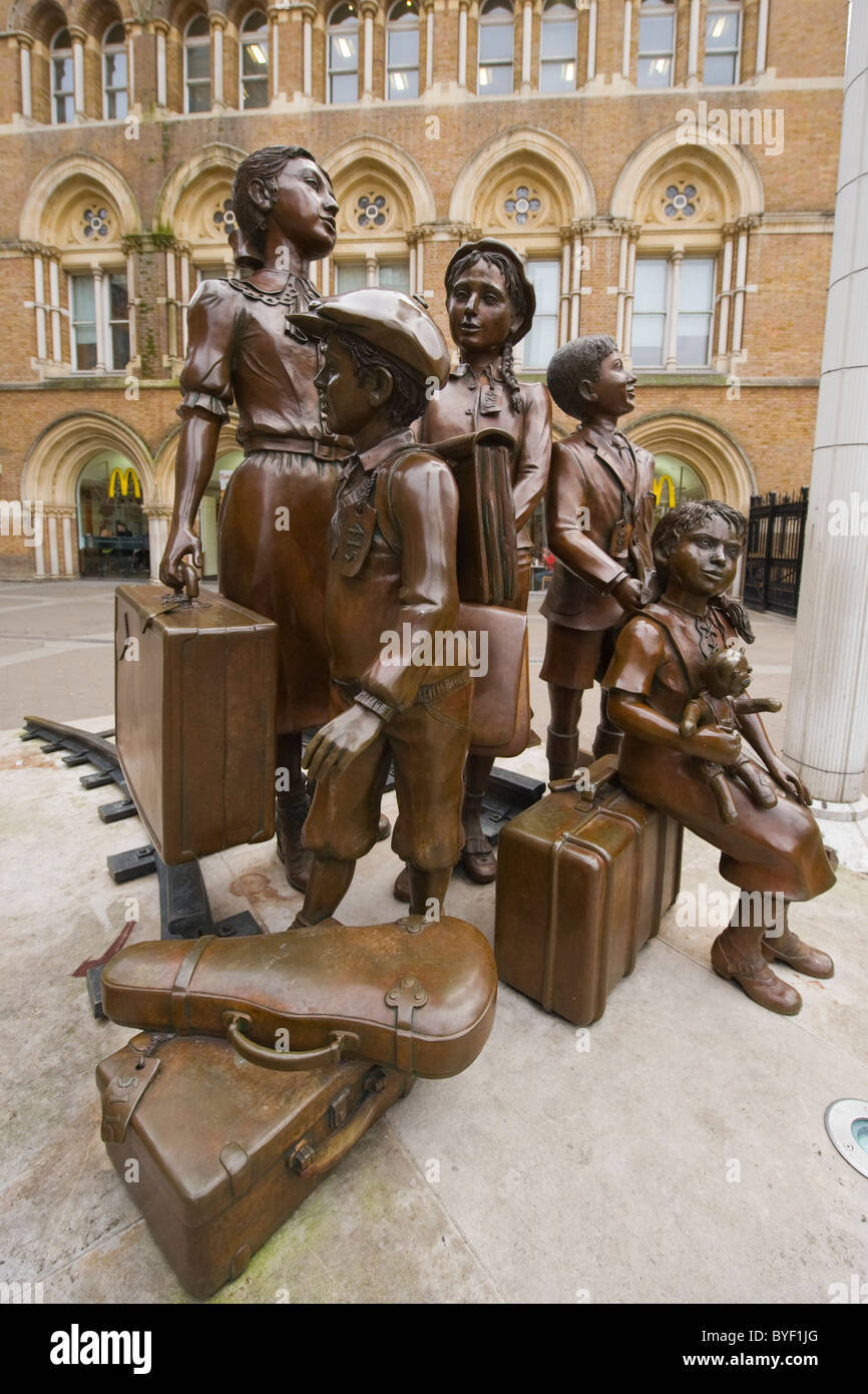 Sculpture by Frank Meisler & Arie Ovadia in 2006 in gratitude from children of Kindertransport donated by AJR & CBFWJR Stock Photo