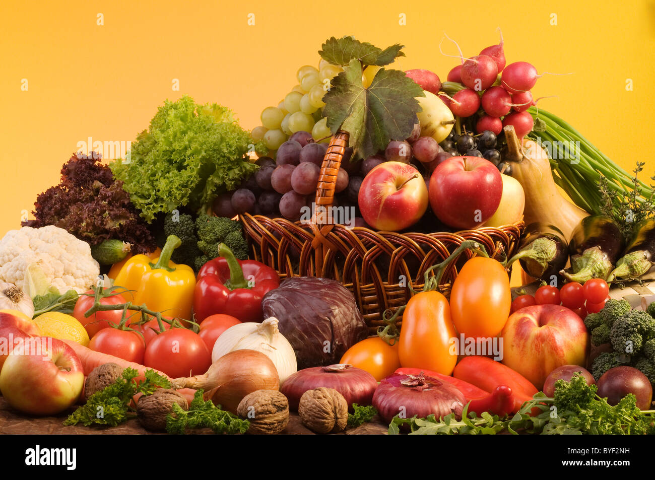 Фрукты овощи на ц. Овощи и фрукты. Греческий овощи фрукты. Коричневые фрукты и овощи. Бордовые овощи и фрукты.