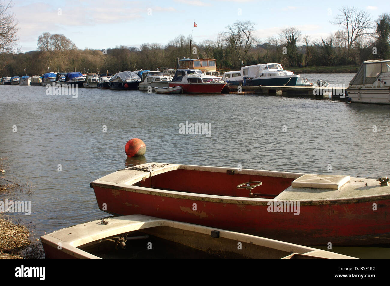 Rowboats, pleasurecraft and houseboats moored on the River Thames Stock Photo