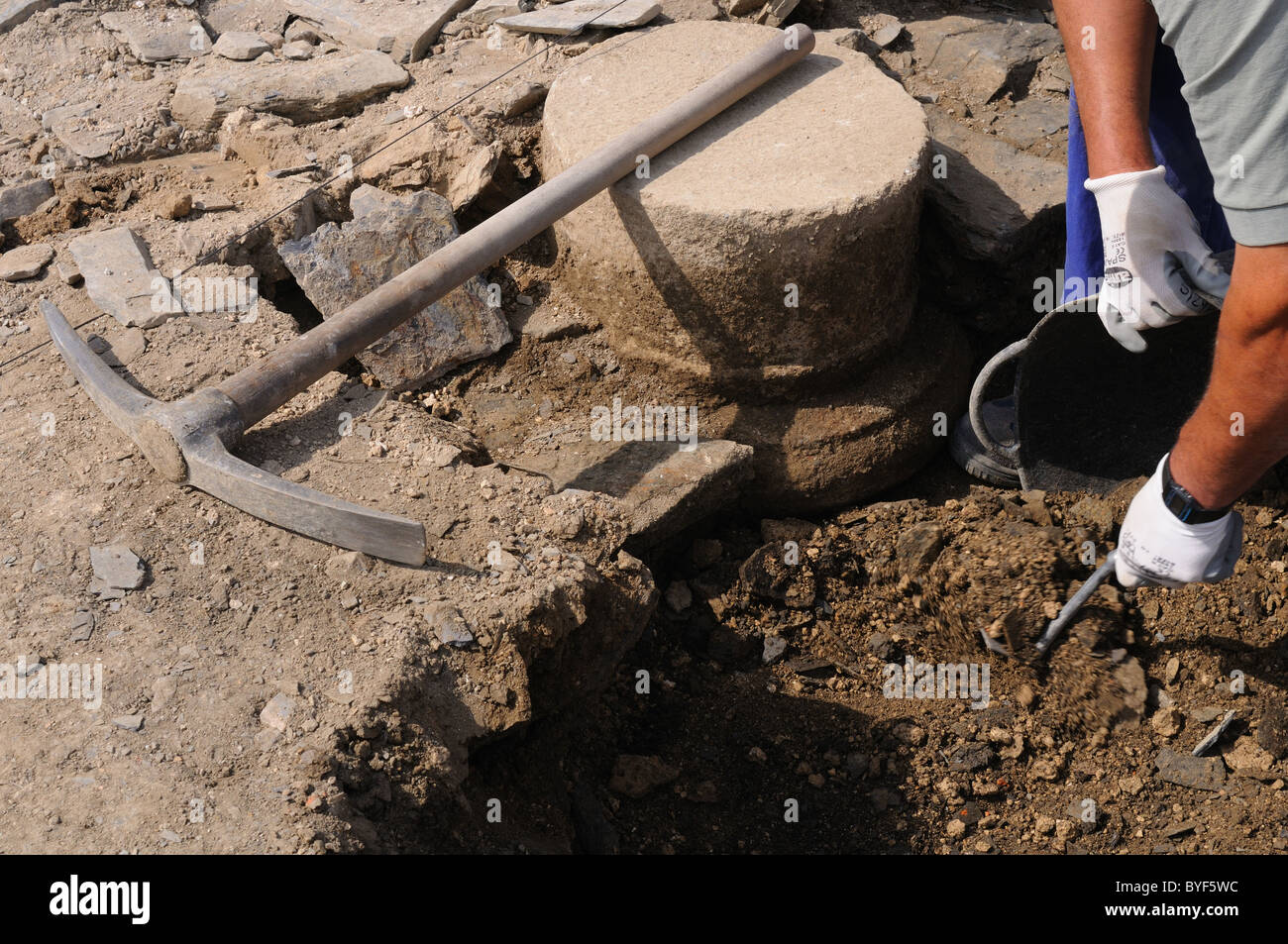 Archaeological dig artefacts hi-res stock photography and images - Alamy