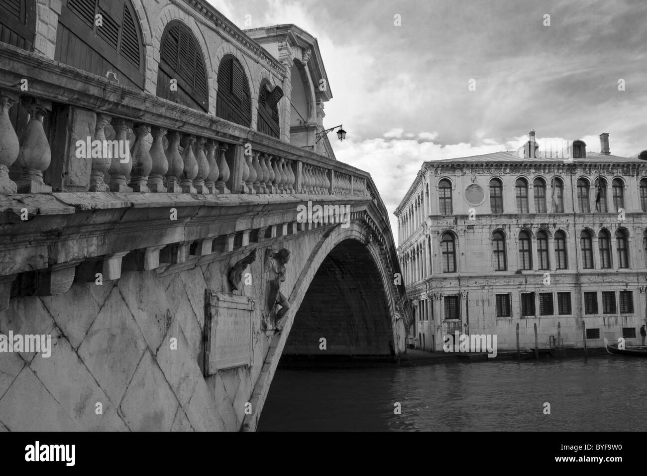 Black and white vie of the Rialto bridge in Venice Stock Photo