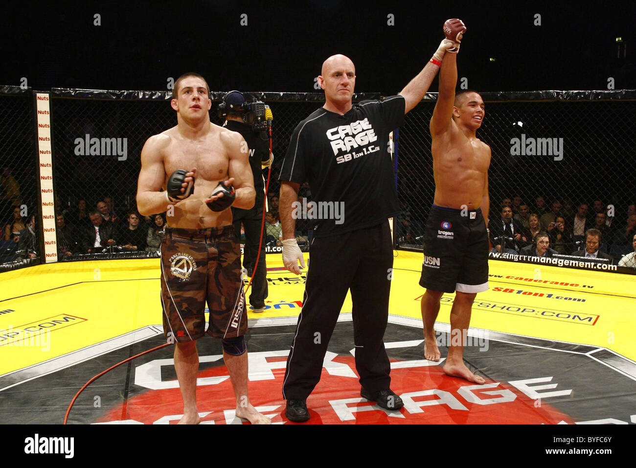 ronnie-mann-and-ashleigh-grimshaw-cage-rage-fighting-at-wembley-arena