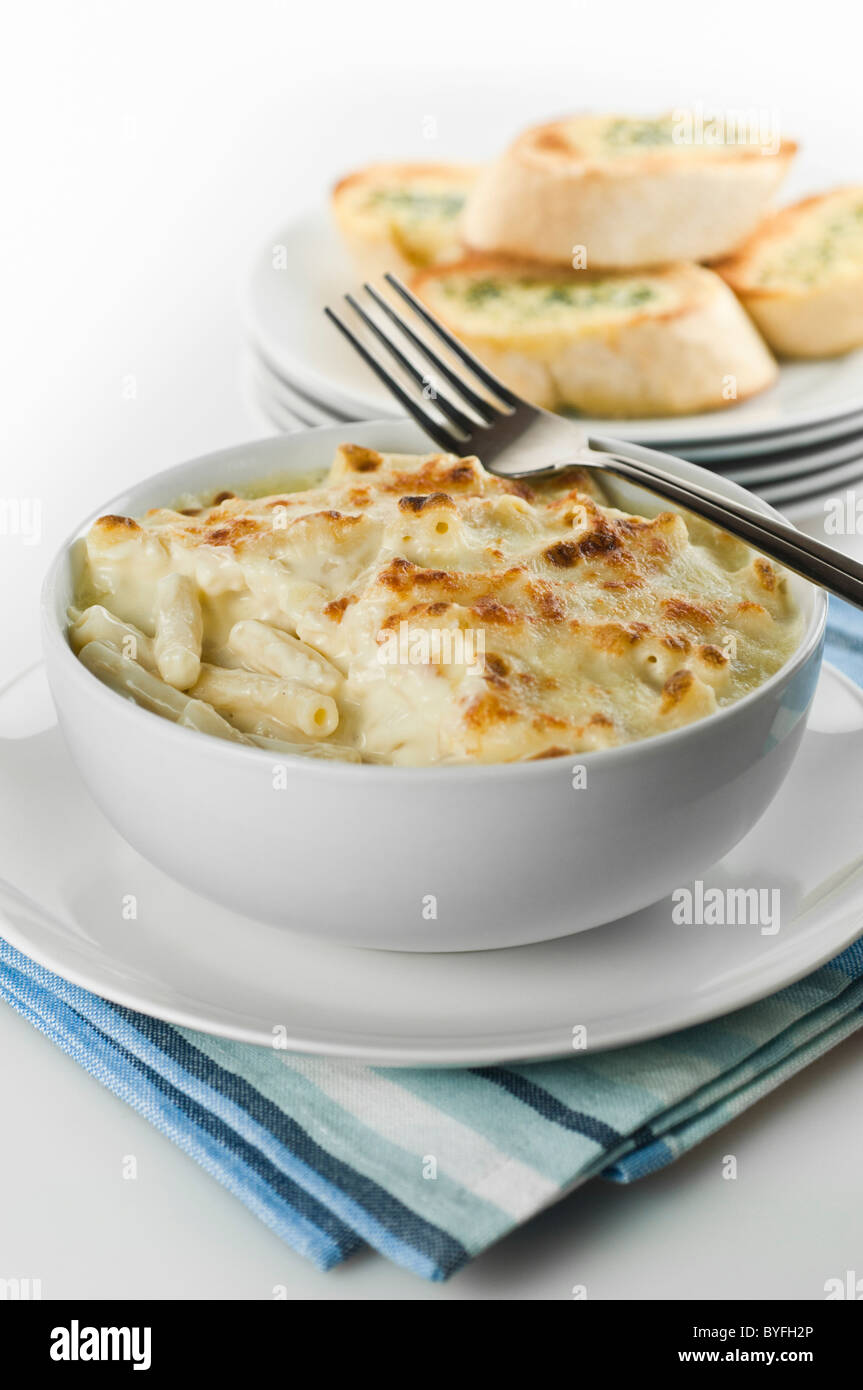 Macaroni cheese with garlic bread Stock Photo Alamy