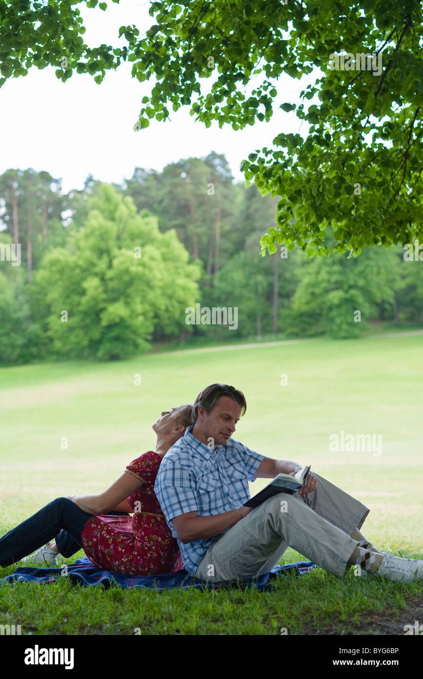 Young women relax in park hi-res stock photography and images - Alamy