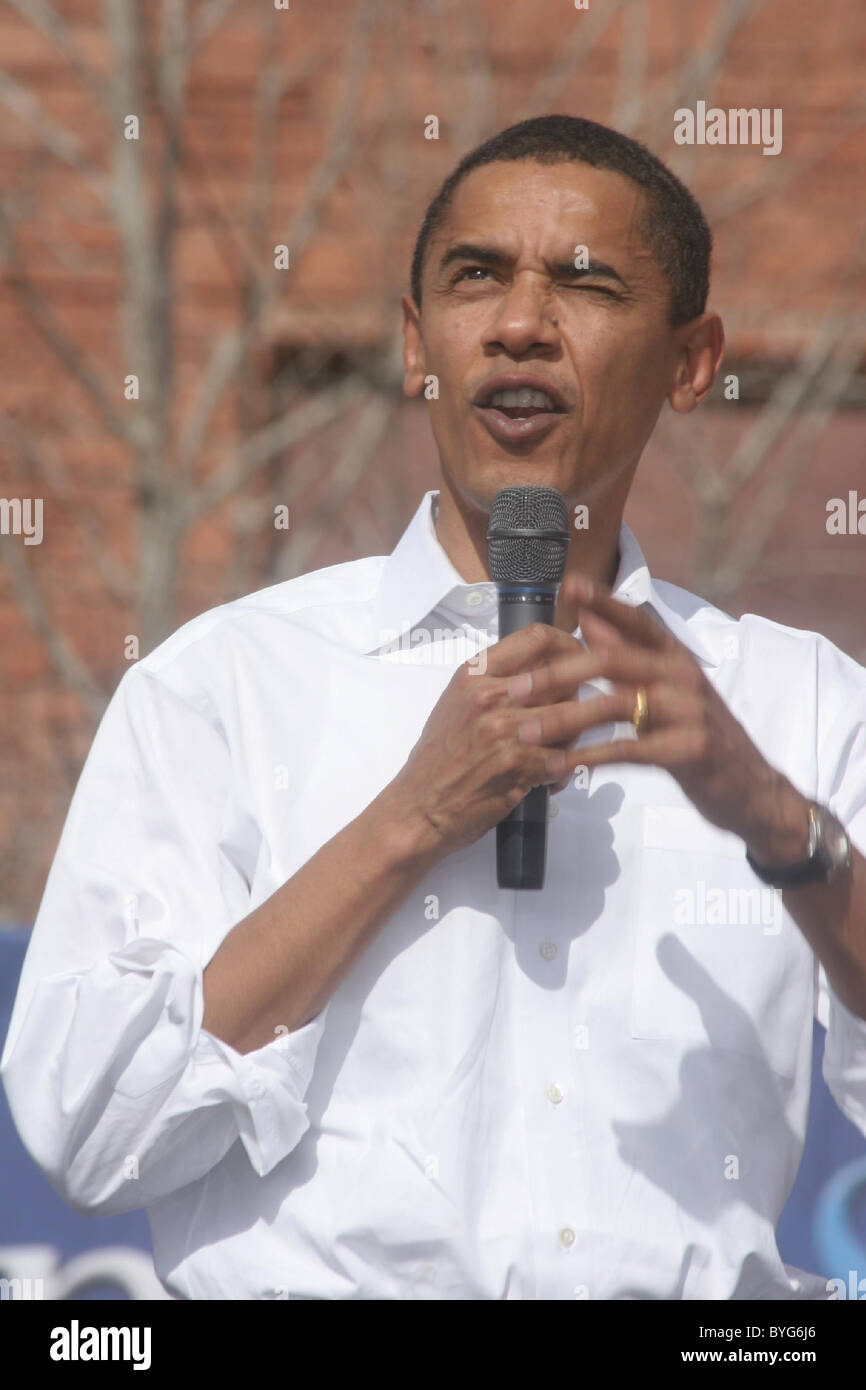 U.S. Senator Barack Obama speaks at the Obama 2008 Presidential ...