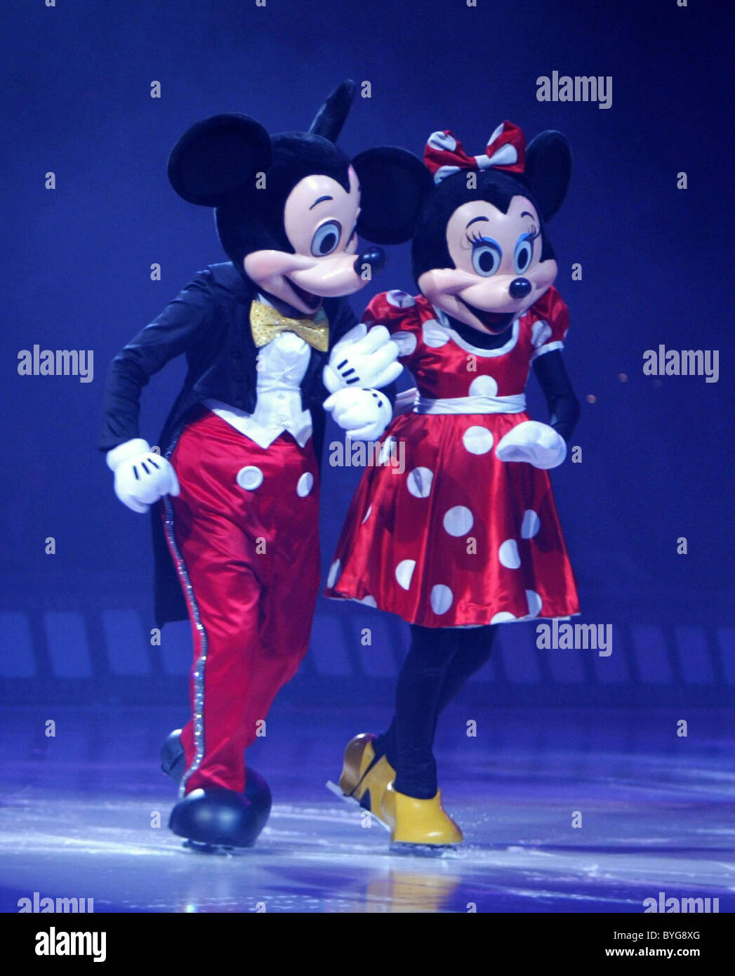 Mickey mouse and minnie mouse hi-res stock photography and images ...