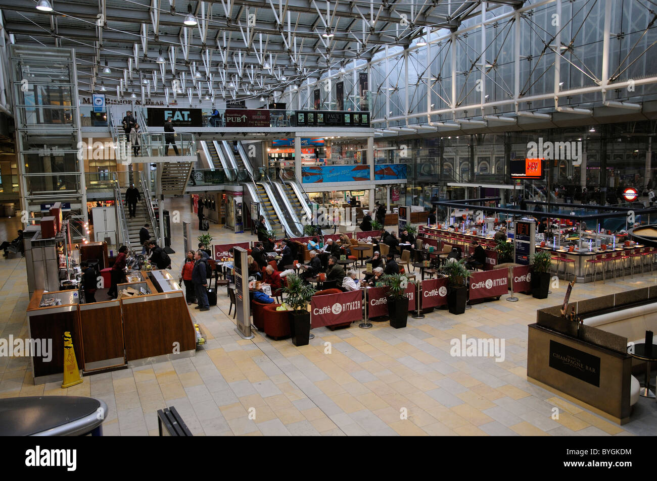 Eating drinking & shopping area at Paddington mainline railway station London England UK Stock Photo