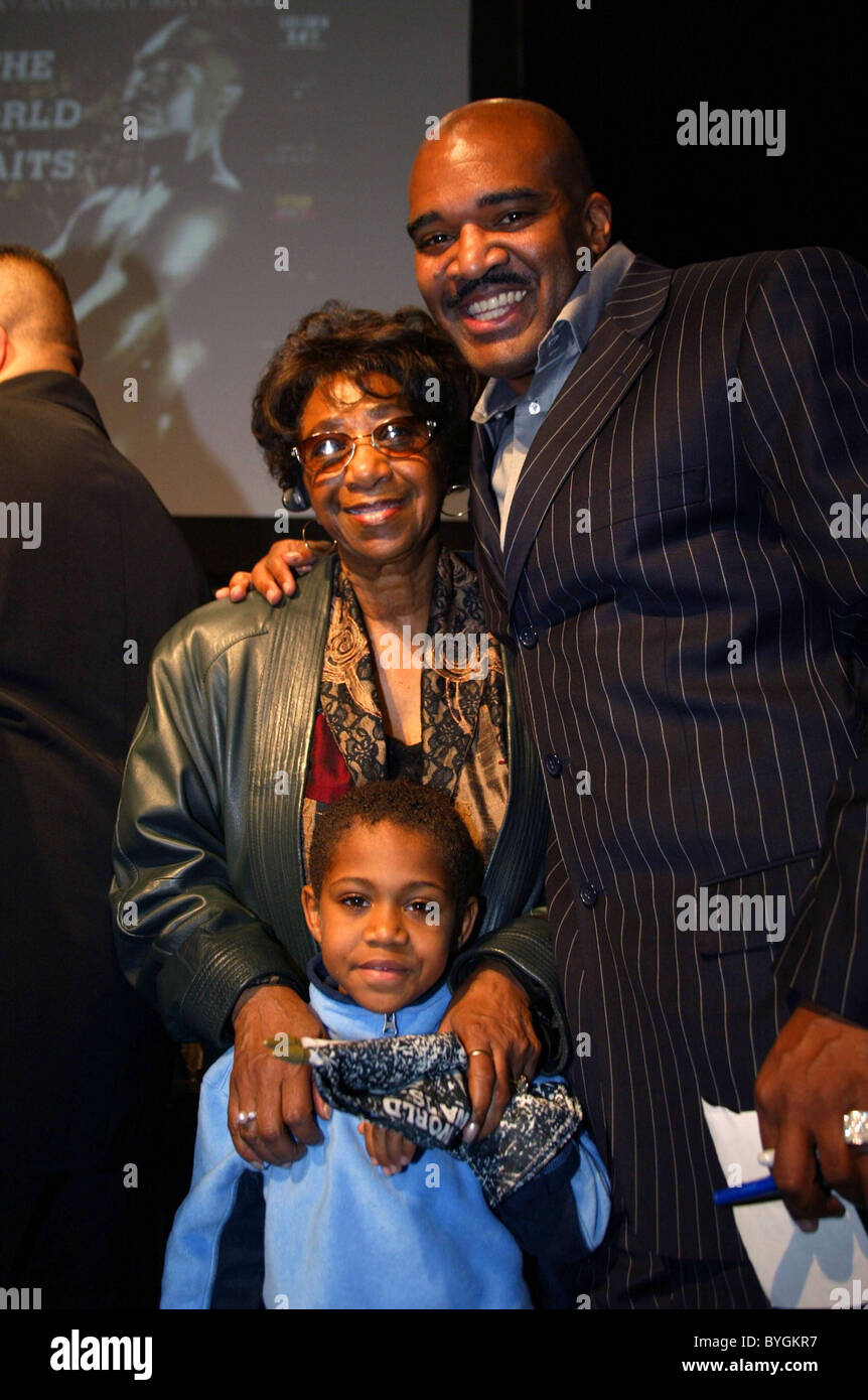 Leonard Ellerbe, his mother and nephew Boxers Oscar De La Hoya and