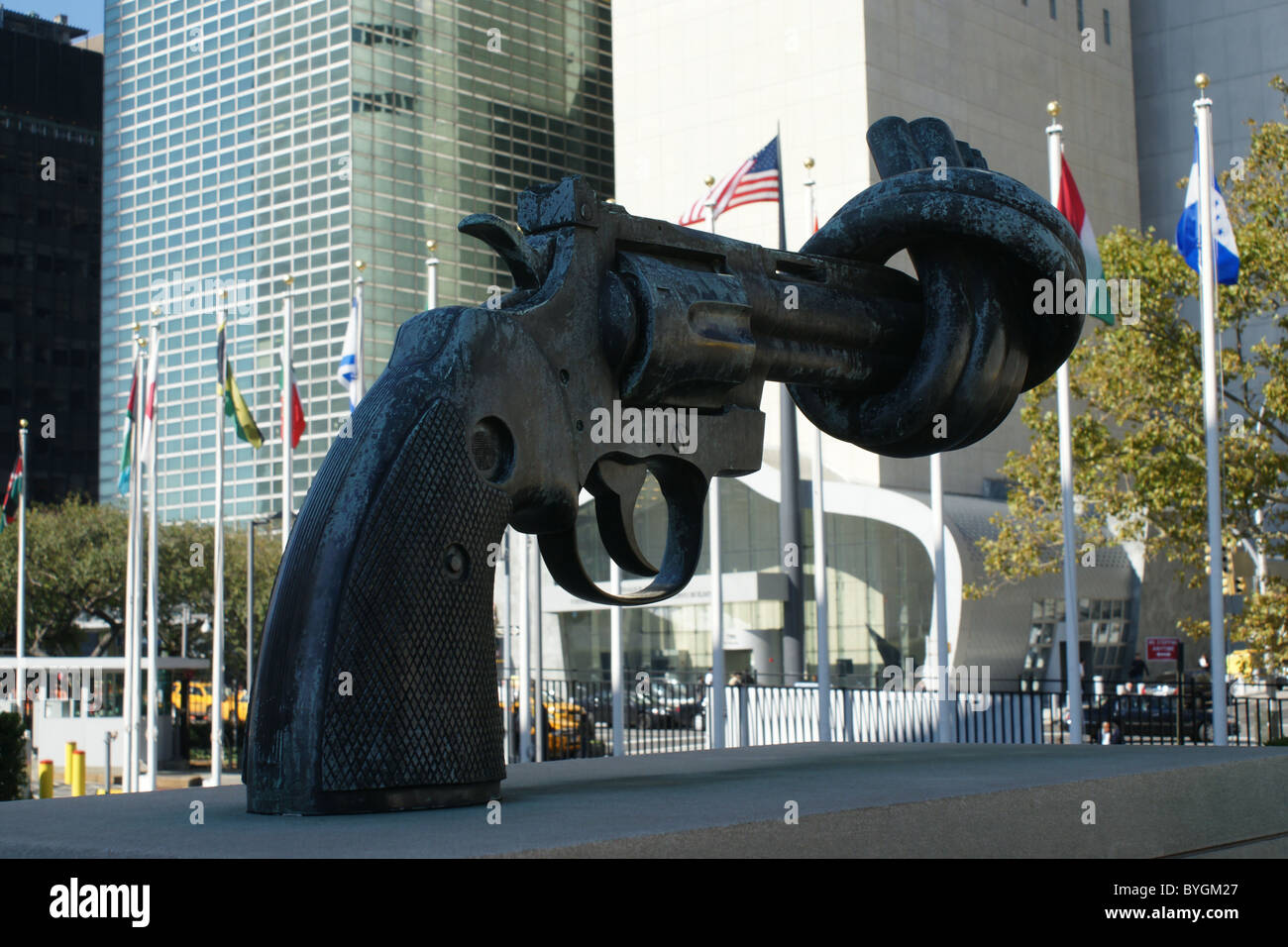 Knotted Gun Statue, United Nations, New York Stock Photo Alamy
