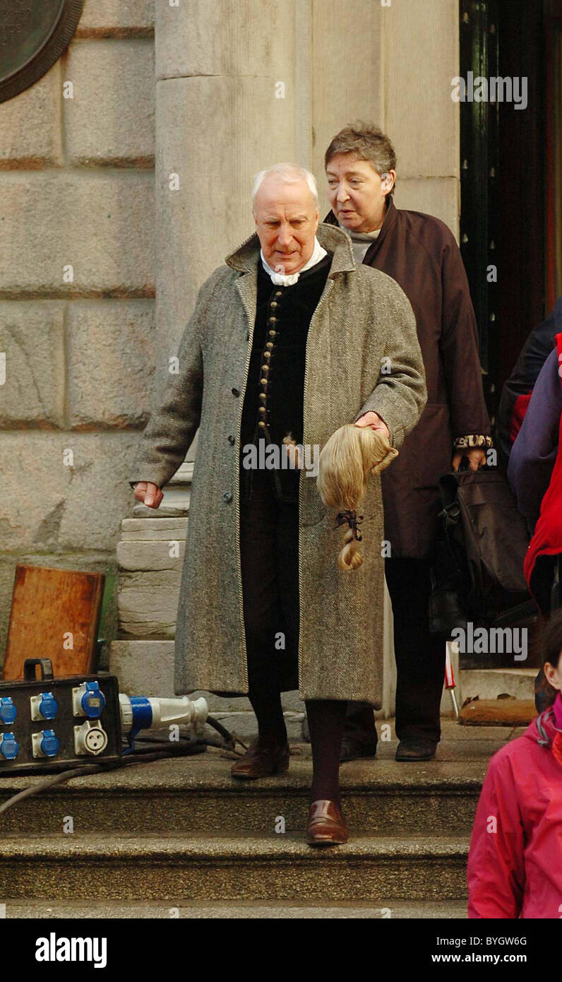 Actor Ian Richardson pictured with his wife Maroussia Frank in between  filming for the Jane Austen biopic ' Becoming Jane ' Stock Photo - Alamy