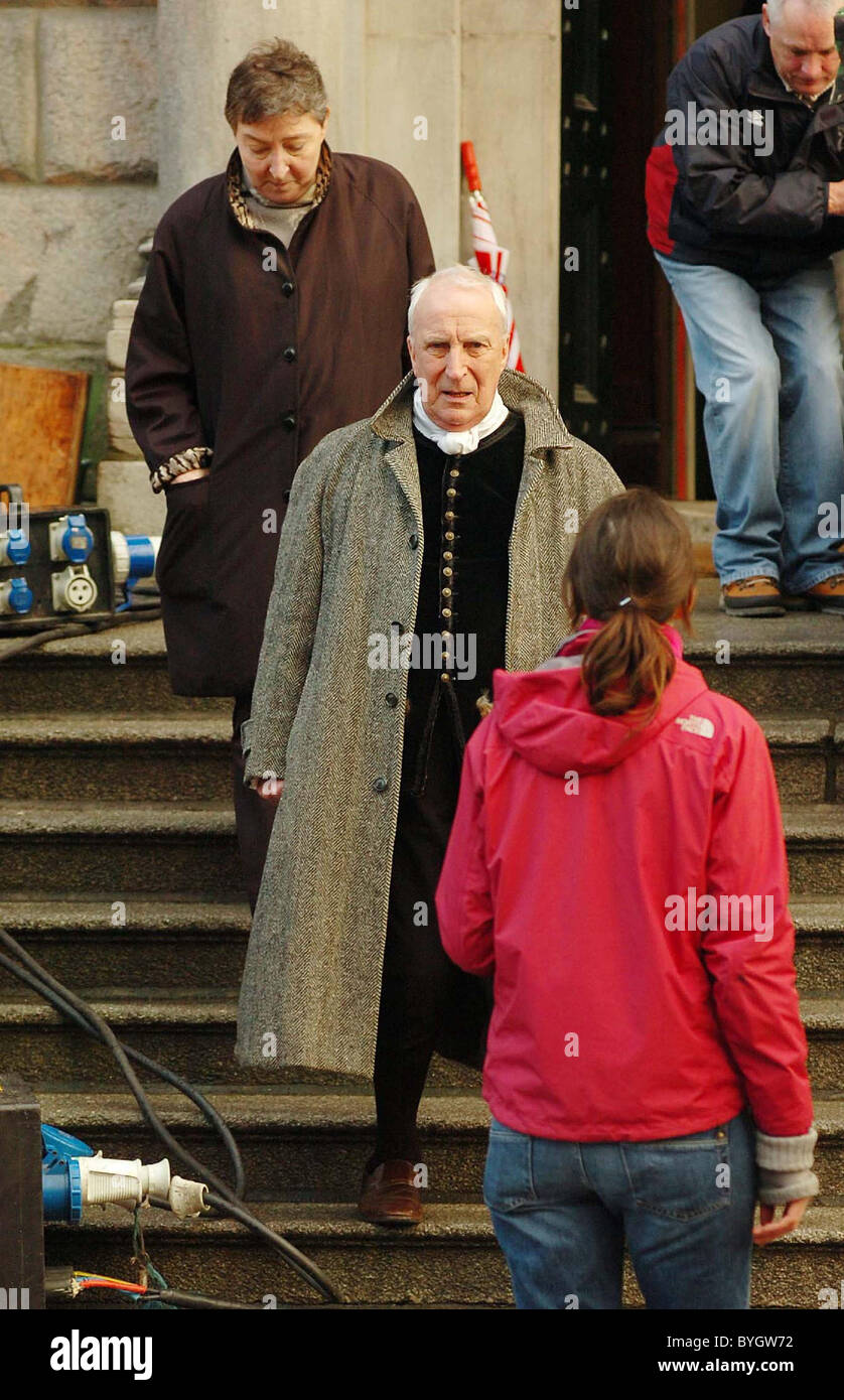 Actor Ian Richardson pictured with his wife Maroussia Frank in between  filming for the Jane Austen biopic ' Becoming Jane ' Stock Photo - Alamy