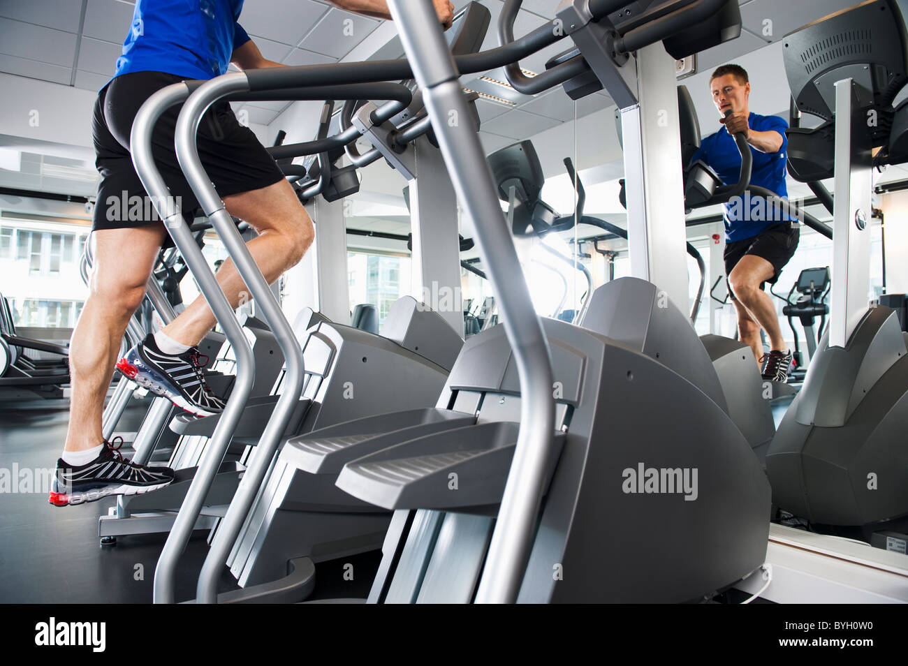 Man flexing muscles mirror hi-res stock photography and images - Alamy