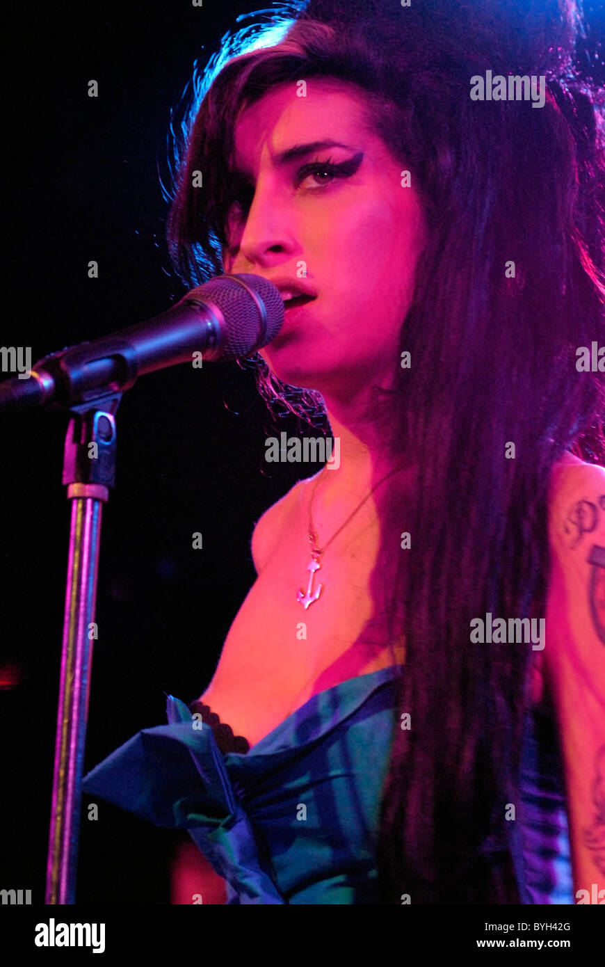 Winehouse S Wardrobe Malfunction British Singer Amy Winehouse