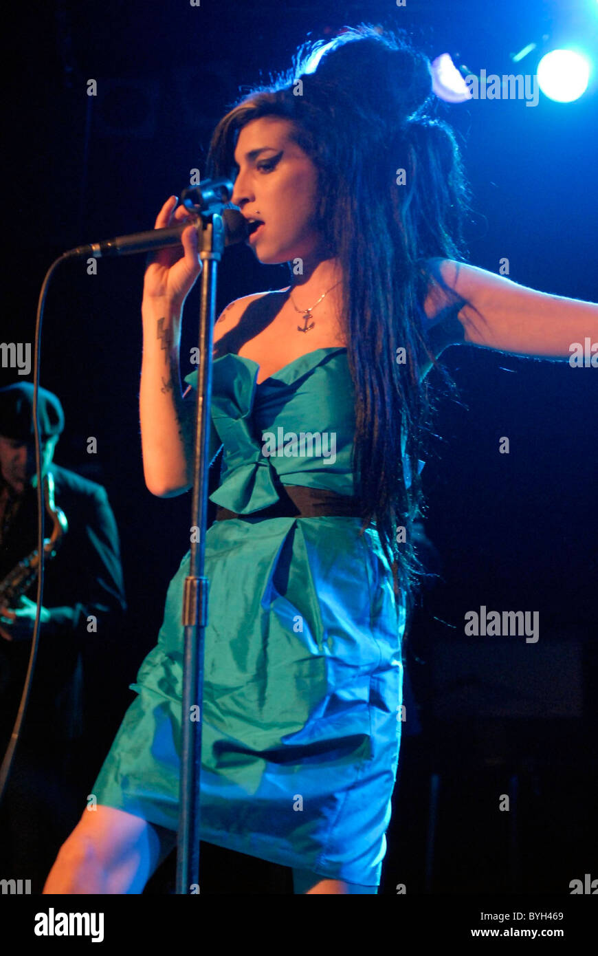Winehouse S Wardrobe Malfunction British Singer Amy Winehouse
