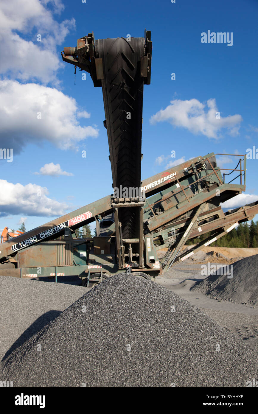 Powerscreen Turbo Chieftain 1400 screening device with conveyor belt at