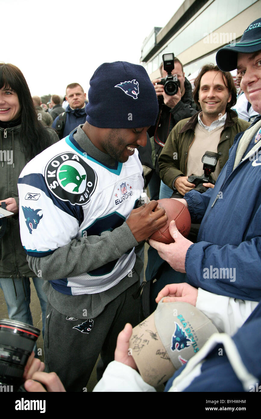 John David Washington, NFL Europe team Hamburg Sea Devils celebrate