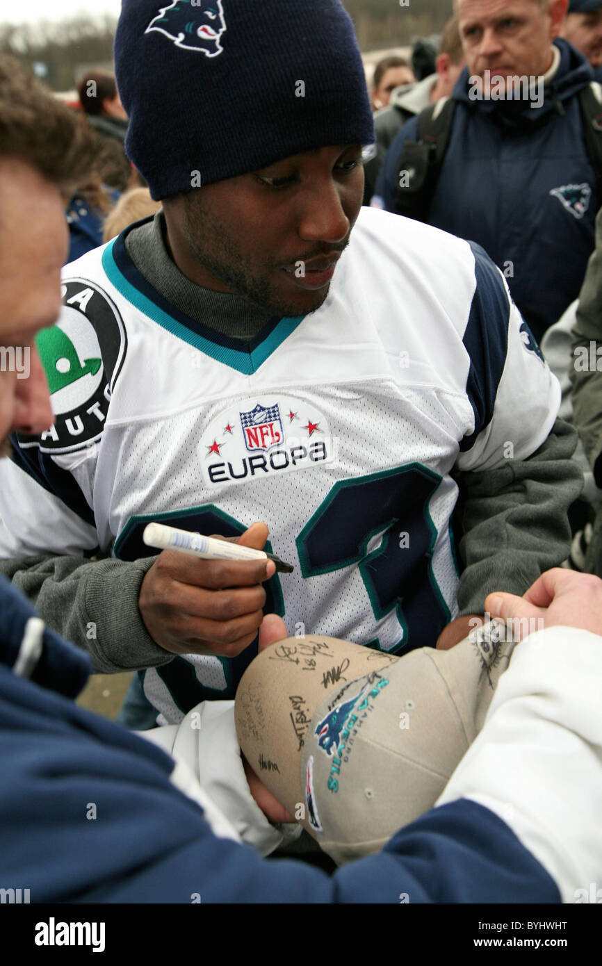 John David Washington, NFL Europe team Hamburg Sea Devils celebrate
