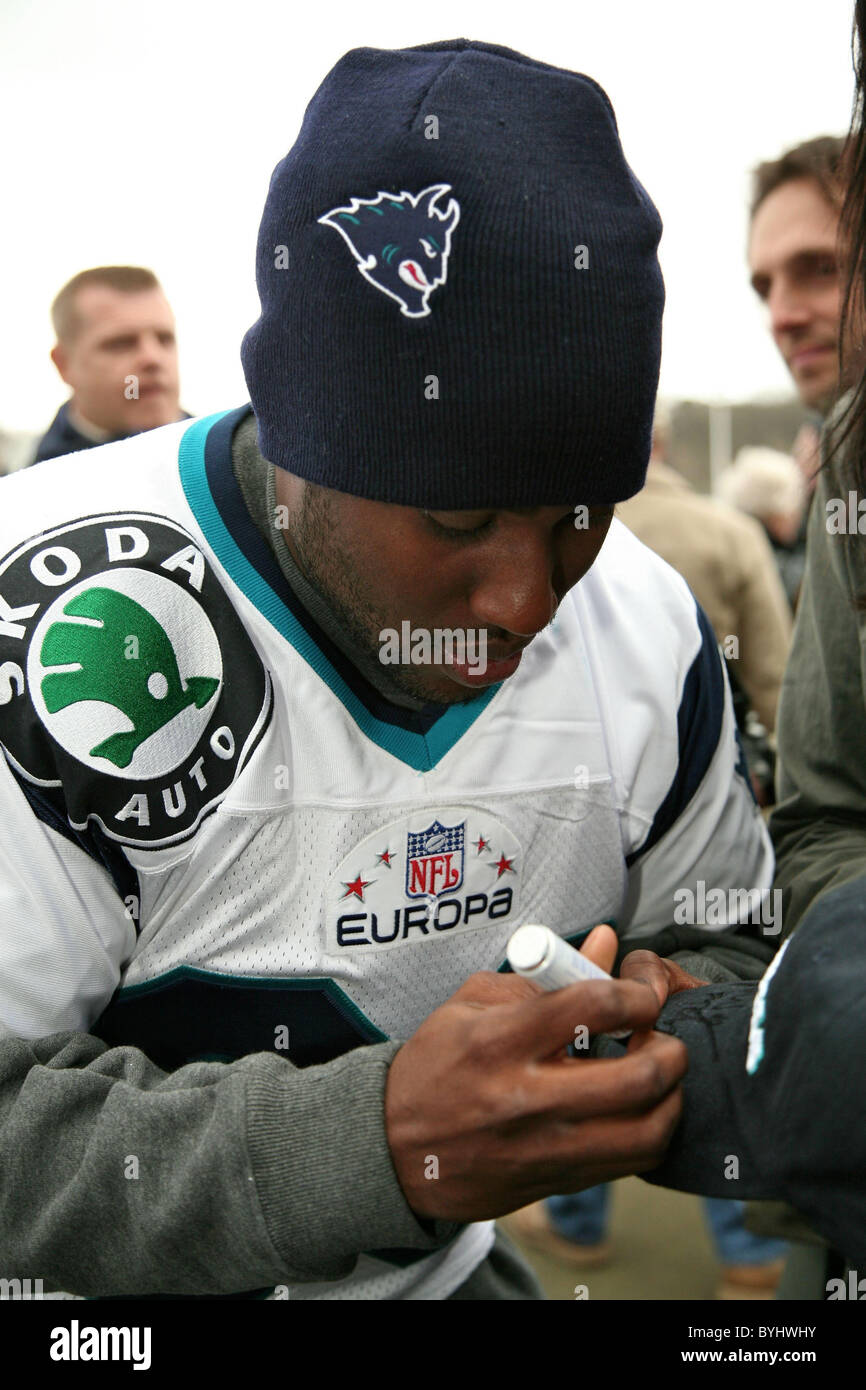 John David Washington, NFL Europe team Hamburg Sea Devils celebrate