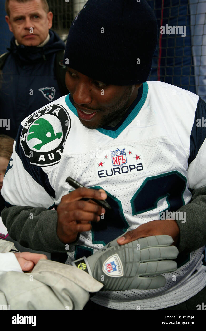 John David Washington, NFL Europe team Hamburg Sea Devils celebrate