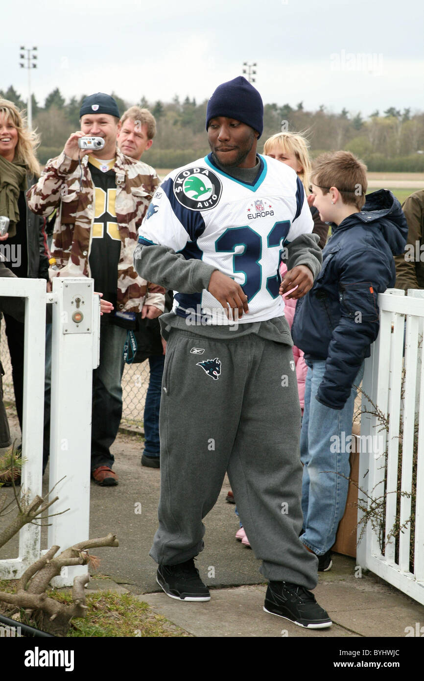 John David Washington, NFL Europe team Hamburg Sea Devils celebrate