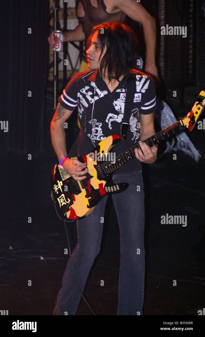 Nuno Bettencourt 80's glam rock band Extreme climbed up on stage and ...