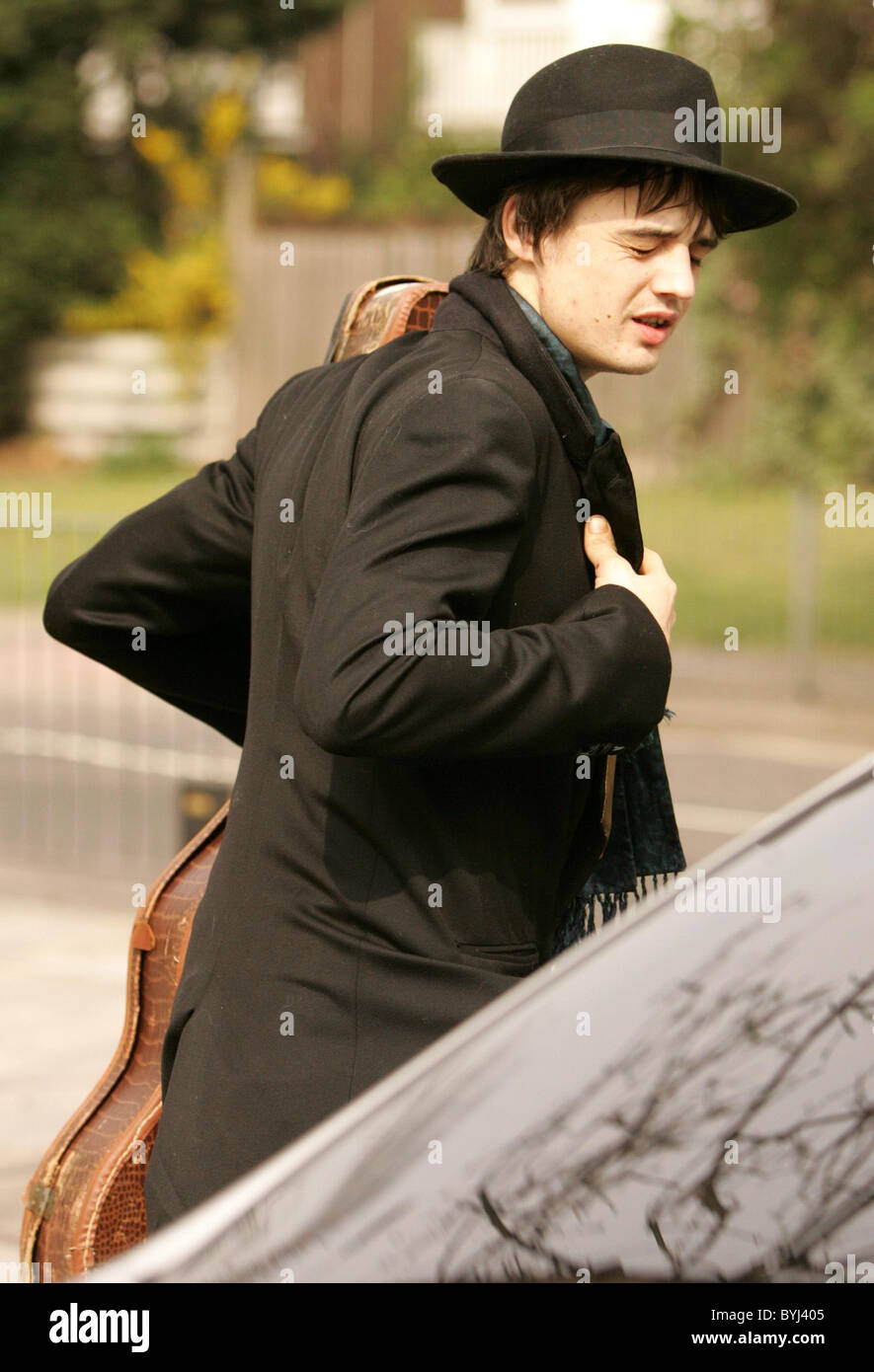 Pete Doherty Leaves His Girlfriend Kate Moss Who Is Going To A Stock Photo Alamy Pete Doherty Leaves His Girlfriend Kate Moss Who Is Going To A Stock Photo Alamy