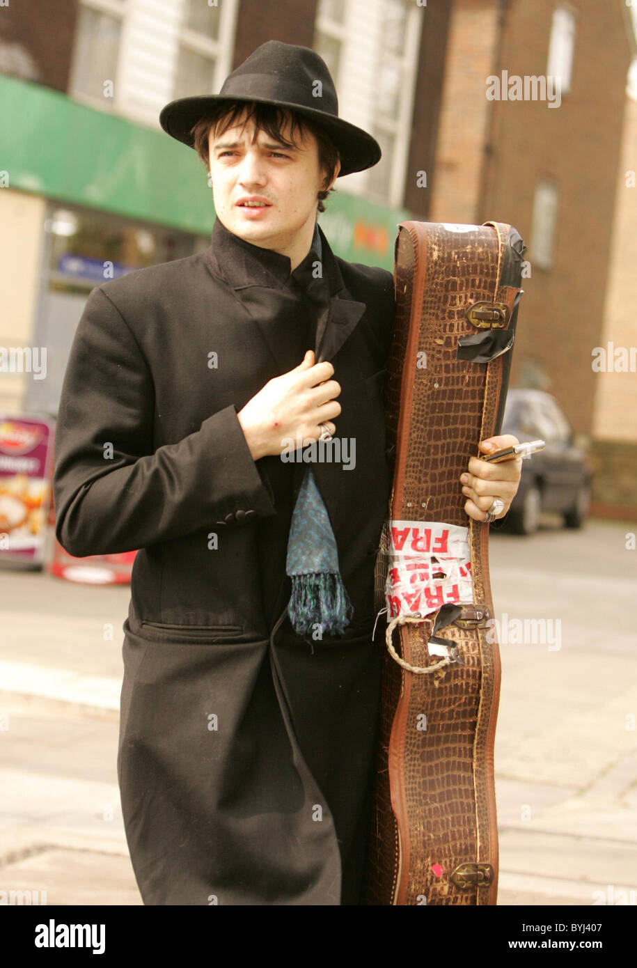 Pete Doherty leaves his girlfriend Kate Moss, who is going to a photoshoot, with the words 'I love you'.  London, England Stock Photo