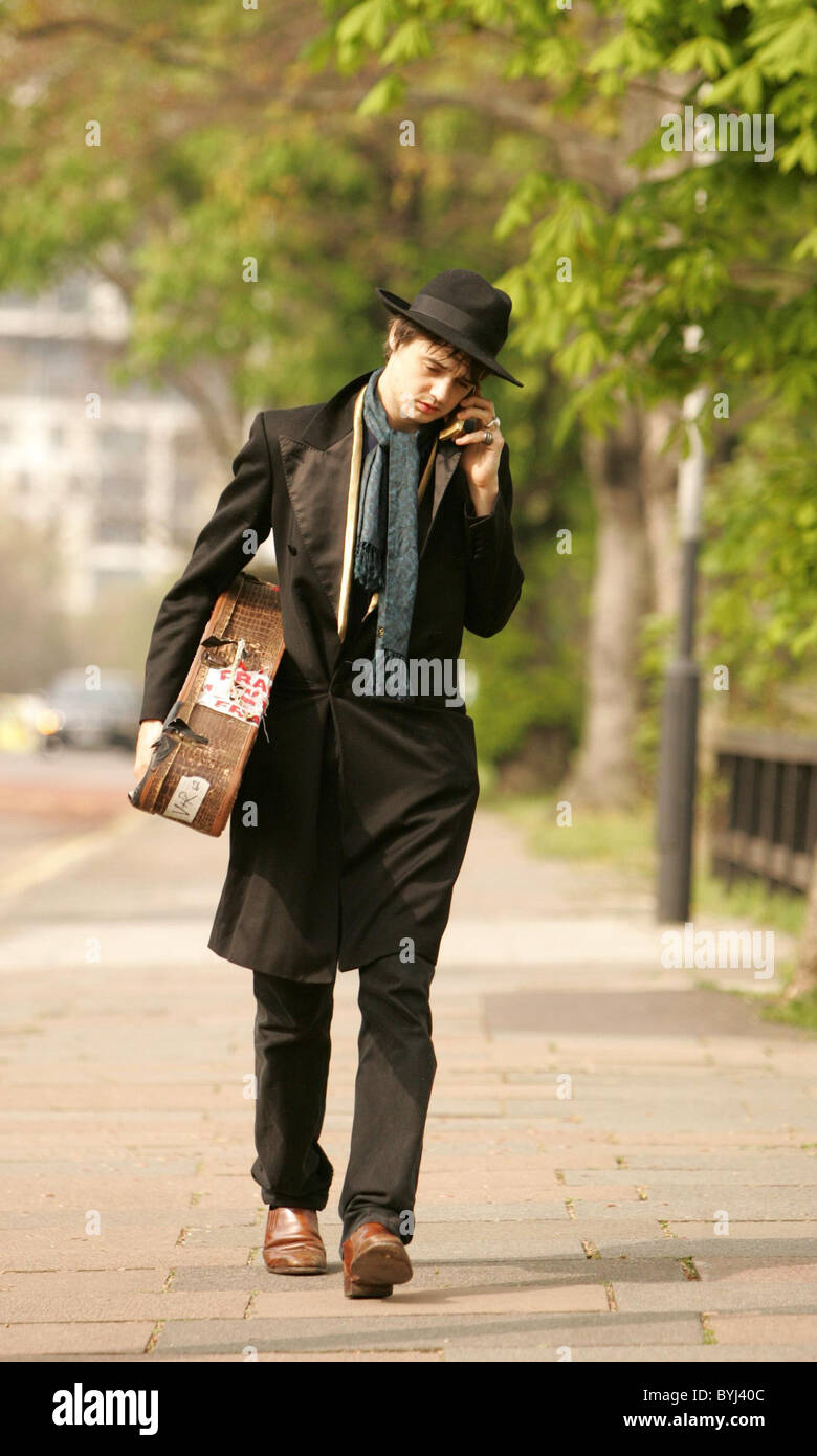 Pete Doherty Leaves His Girlfriend Kate Moss Who Is Going To A Stock Photo Alamy