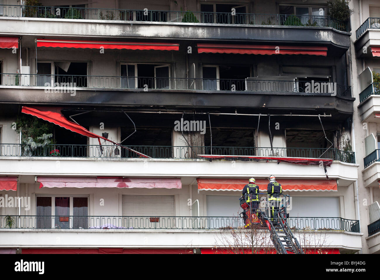 A blaze in a residential block of the 60s located in Vichy (France).  Incendie dans un immeuble des années 60, à Vichy (France). Stock Photo