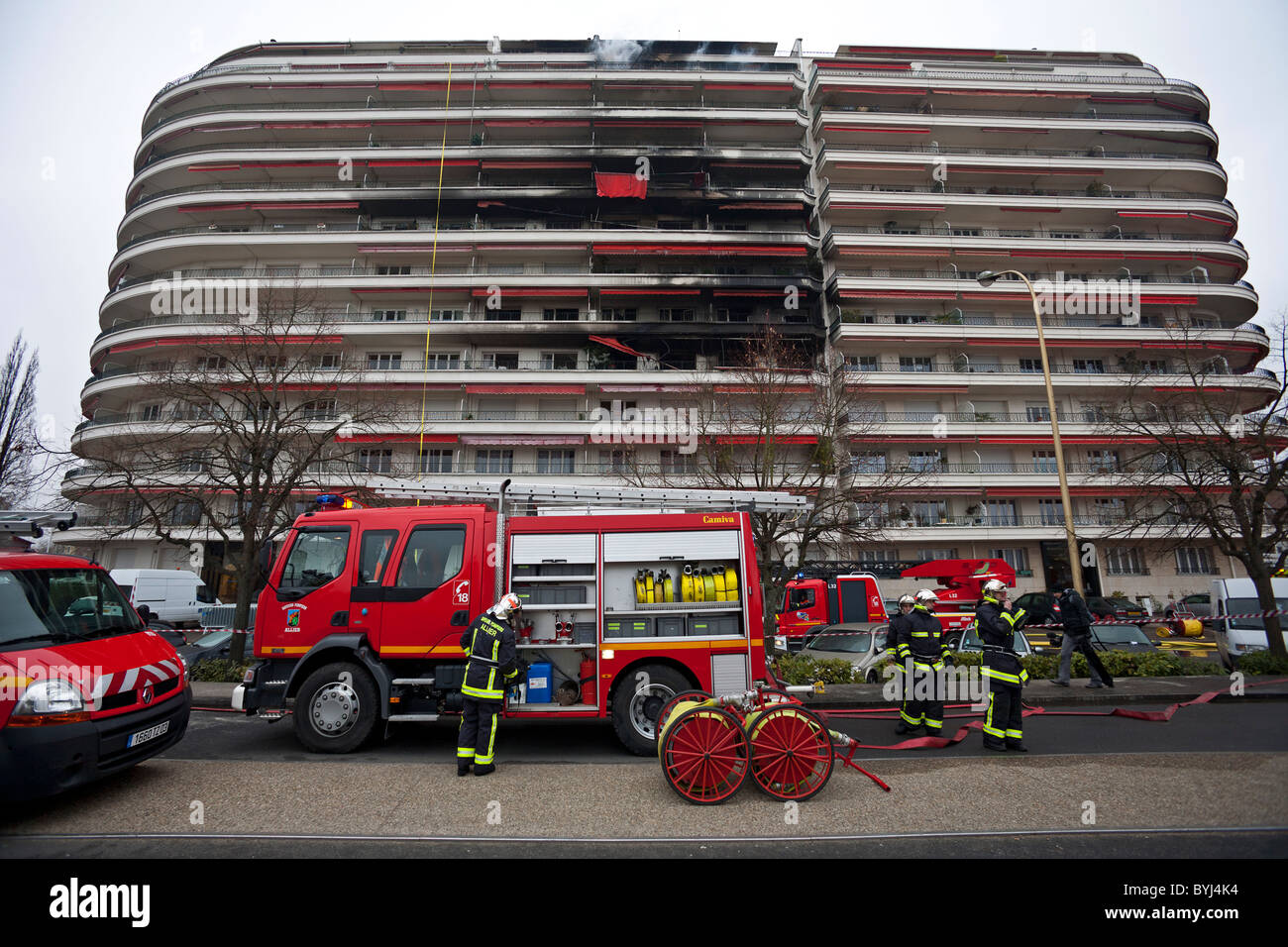 A blaze in a residential block of the 60s located in Vichy (France).  Incendie dans un immeuble des années 60, à Vichy (France Stock Photo - Alamy