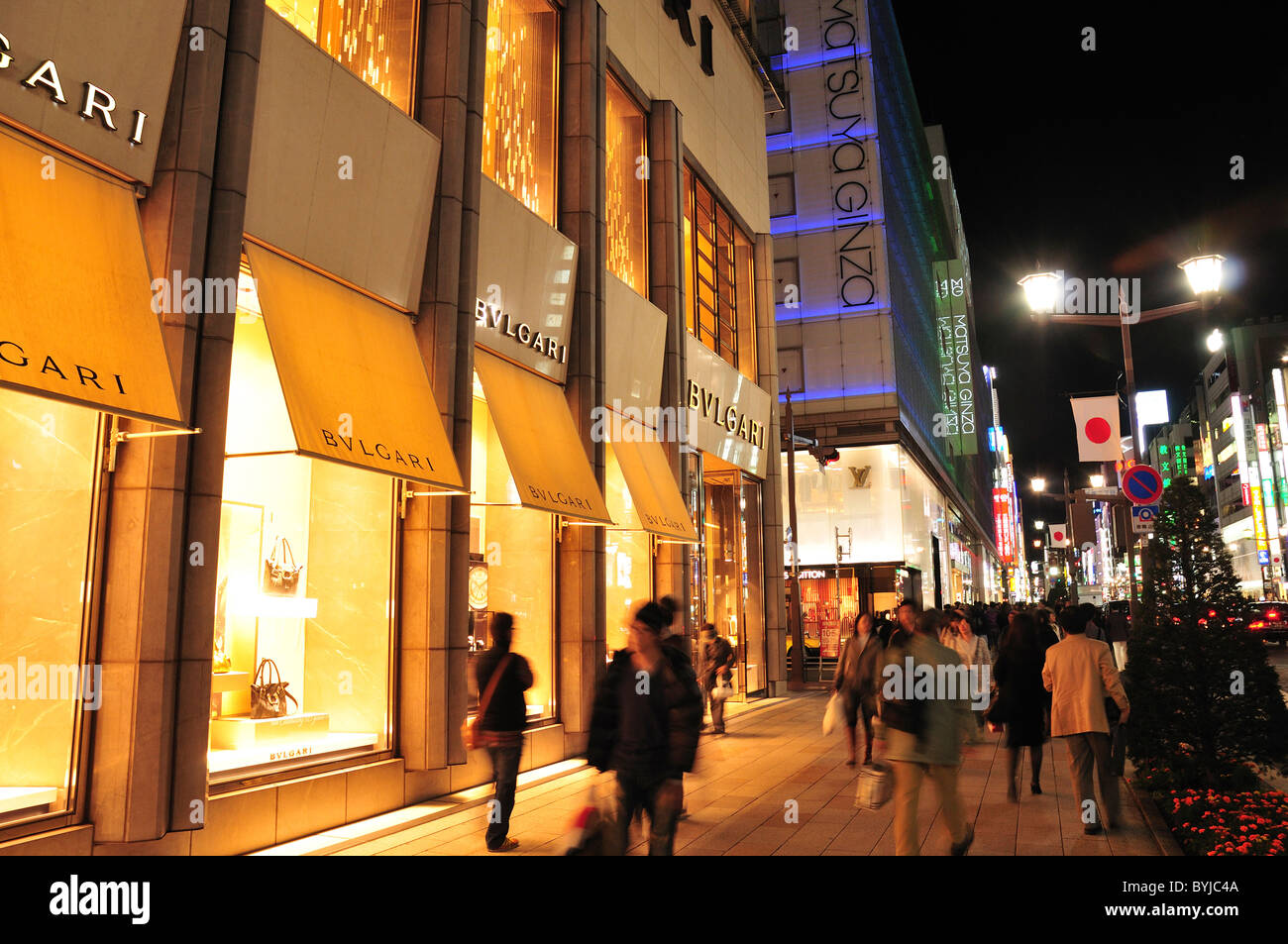 Tokyo, Ginza, blue Hour. The flagship store for the luxury brand, Harry  Winston. Close up of the exterior of glass building showing main entrance  Stock Photo - Alamy