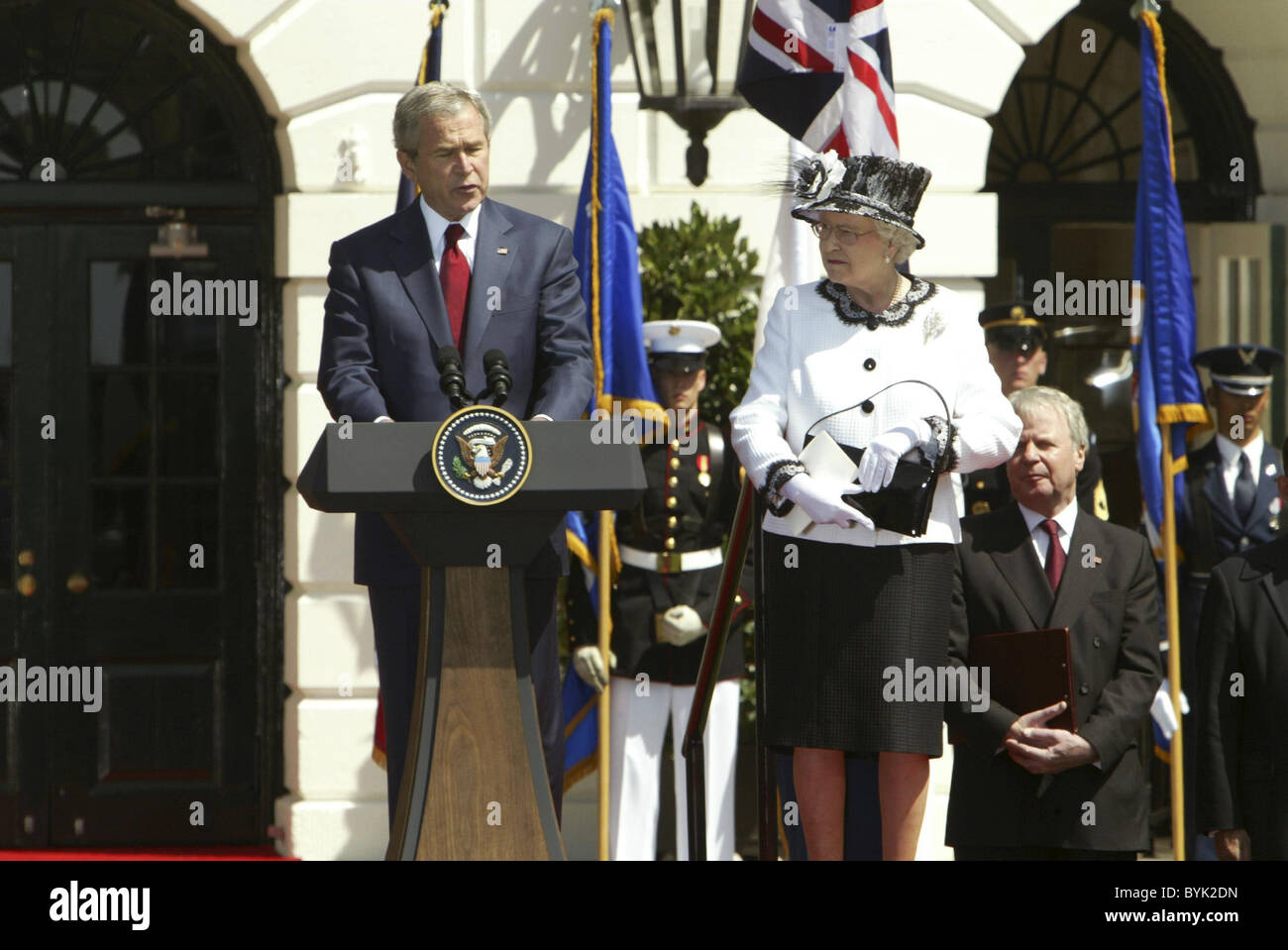 President George W. Bush  and  Queen Elizabeth  HRH Queen Elizabeth visited the White House on her America tour to Jamestown Stock Photo