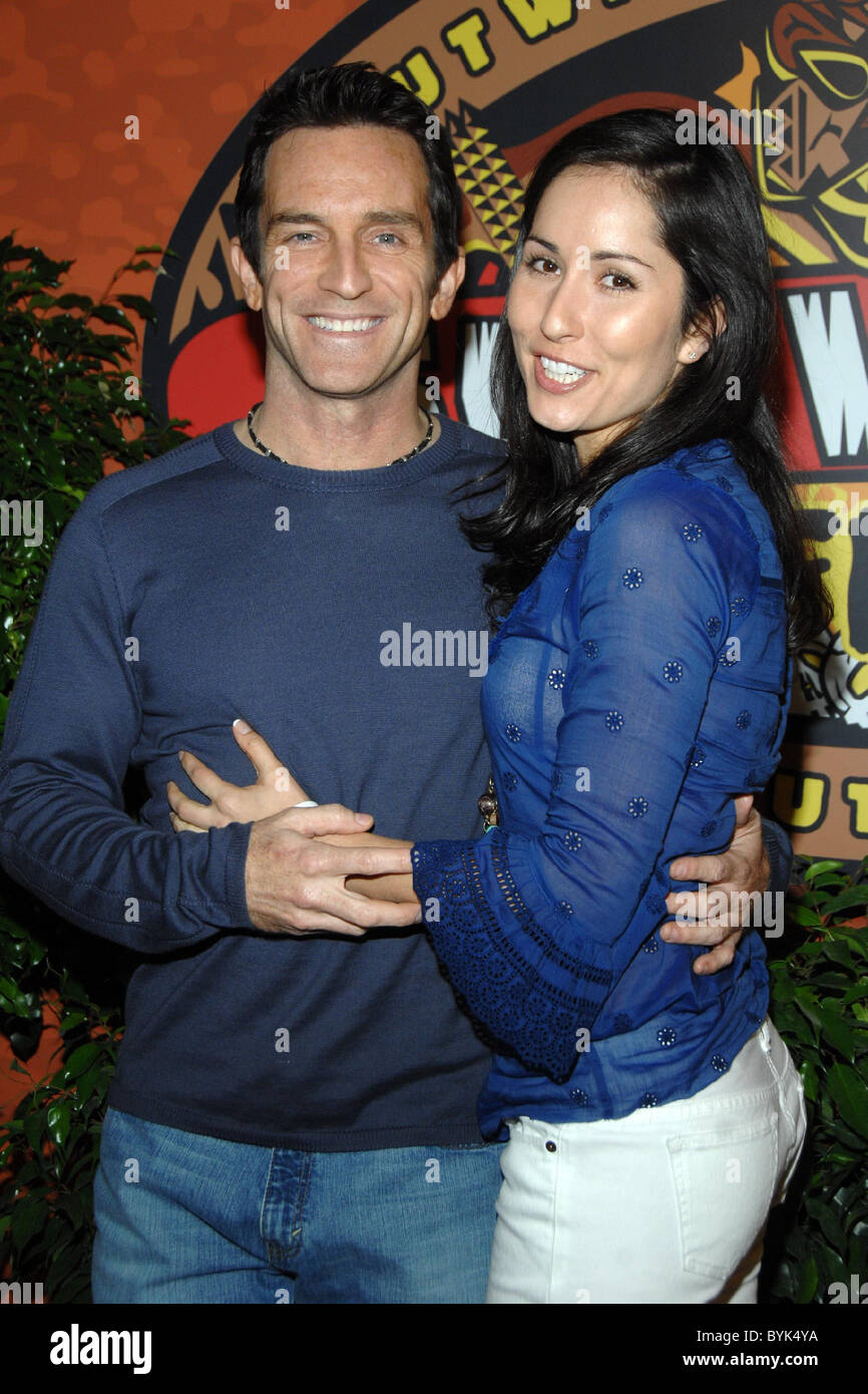 Jeff Probst, Julie Berry Survivor: Fiji Finale held at the Ed Sullivan Theater New York City, USA -13.05.07 Stock Photo