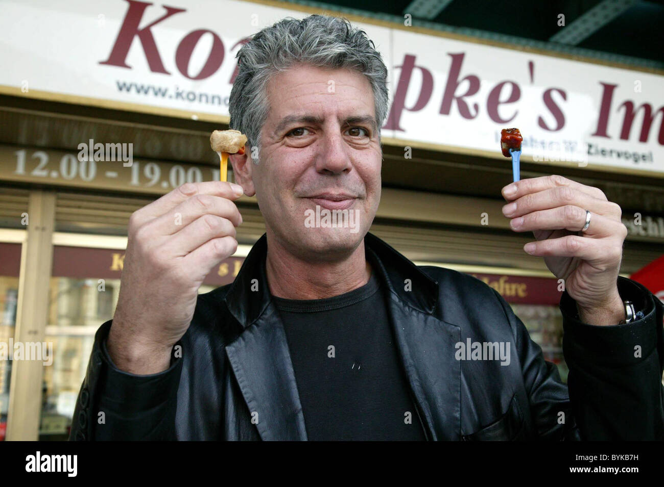 Anthony Bourdain At Konnopke S Imbiss Food Booth Trying A Typical Berlin Food Speciality Currywurst Curry Sausage For His Tv Stock Photo Alamy