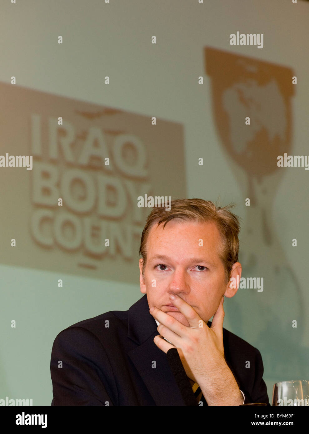 JULIAN ASSANGE, FOUNDER OF WIKILEAKS, EXPLAINING RELEASE OF IRAQ WARLOG AT A PRESS CONFERENCE IN WESTMINSTER. OCTOBER 2010. Stock Photo
