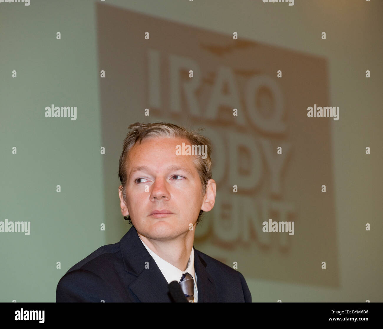 JULIAN ASSANGE, FOUNDER OF WIKILEAKS, EXPLAINING RELEASE OF IRAQ WARLOG AT A PRESS CONFERENCE IN WESTMINSTER. OCTOBER 2010. Stock Photo