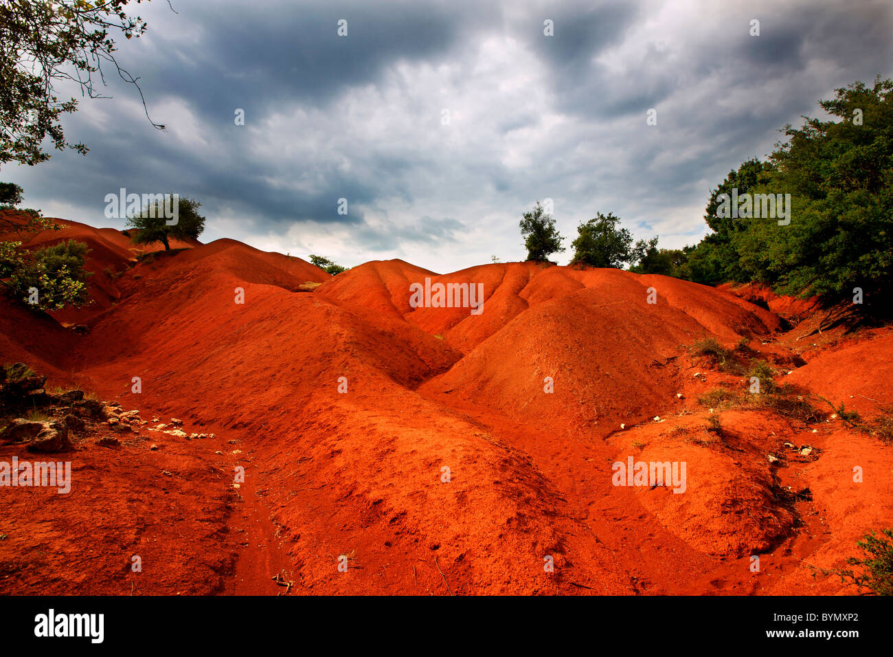 ферраллитные и красно-бурые почвы. терра-росса(красная земля). красная земля мадагаскара. красные ферраллитные почвы бразилии. плодородные красноземы.