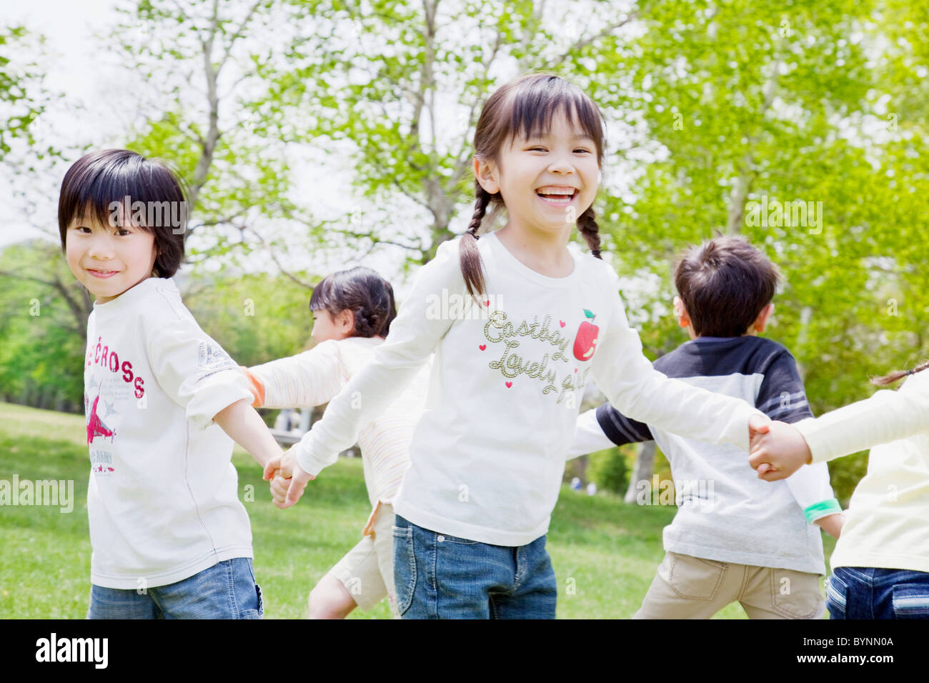 Children holding hands circle hi-res stock photography and images - Alamy