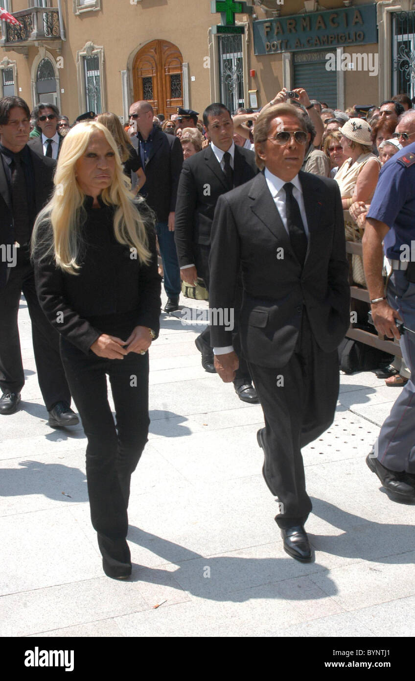 Donatella Versace and Valentino Garavani Fashion icons gathered for the  funeral of fashion designer Gianfranco Ferre at the Stock Photo - Alamy