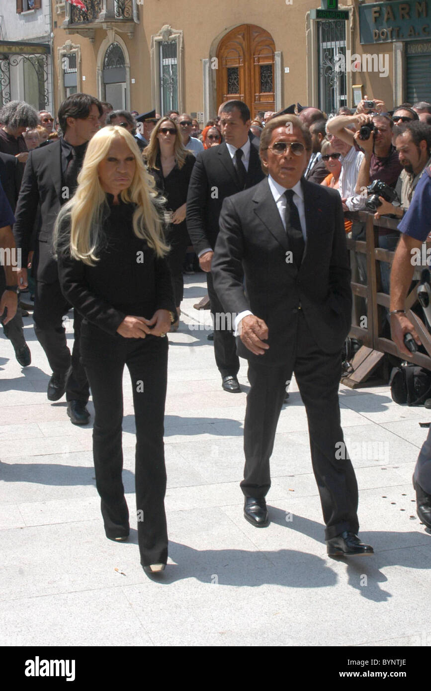 Donatella Versace and Valentino Garavani Fashion icons gathered for the  funeral of fashion designer Gianfranco Ferre at the Stock Photo - Alamy