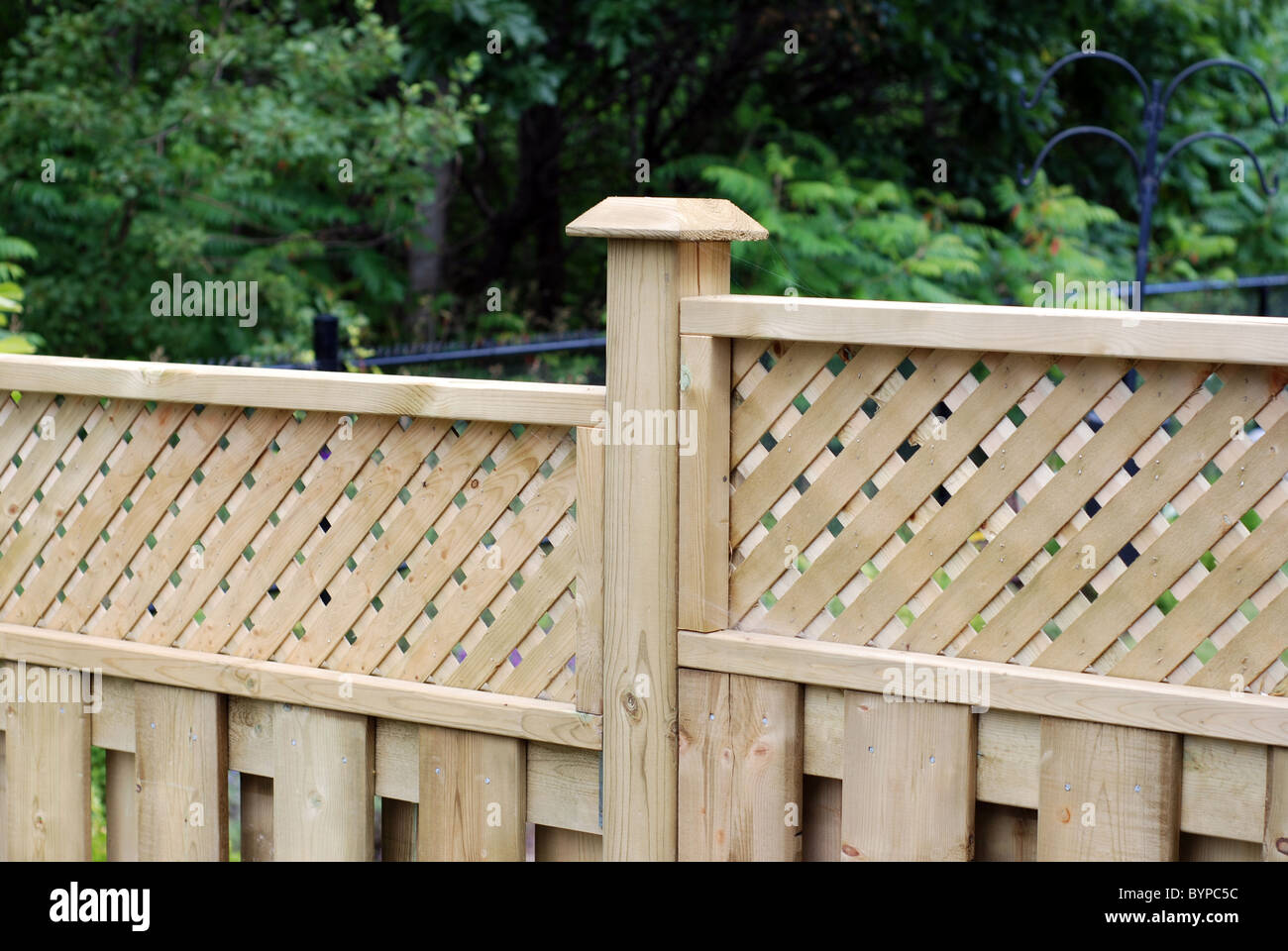 Wooden lattice fence hi-res stock photography and images - Alamy