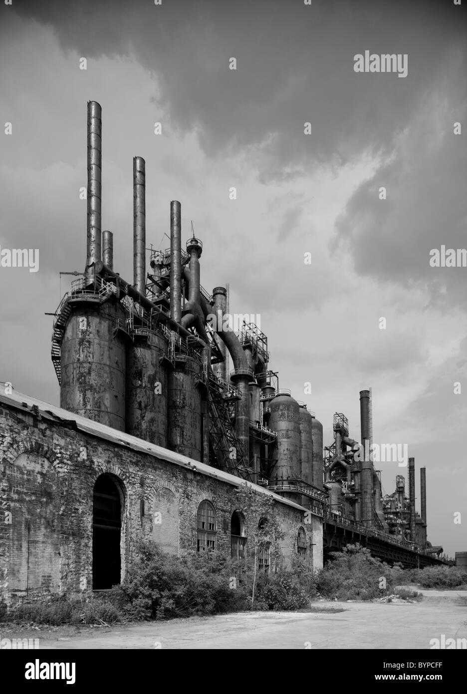USA, Pennsylvania, Bethlehem, Abandoned and rusting remains of blast furnaces at Bethlehem Steel Plant that was closed in 1995 Stock Photo
