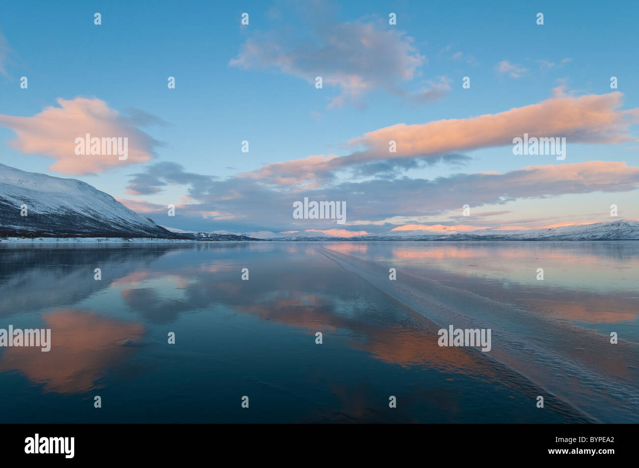 Berge im Fjaell spiegeln sich im zugefrorenen See Tornetraesk, Abisko, Lappland, Schweden Stock Photo