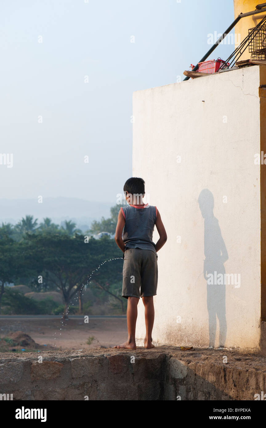 men boy of india Photo peeing